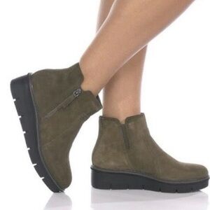 Clark’s Airabell Suede Zip Ankle Boots Dark Olive Woman’s size 7.5 Cabincore